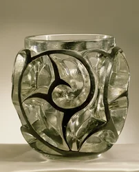 Wazon Whirlpool, 1926 (czarna emalia formowana tłocznie na przezroczystym szkle)